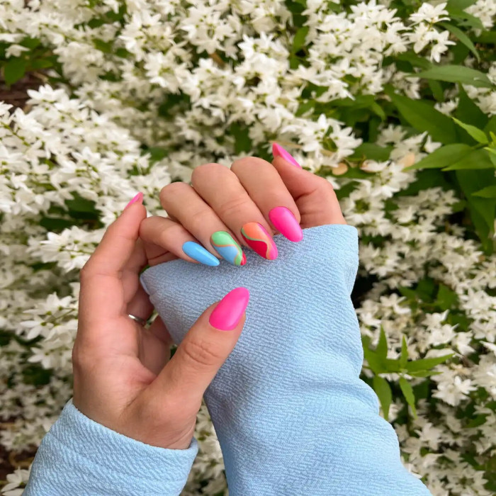 Colori unghie primavera 2025: le 10 tonalità must-have